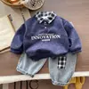 Roupas de Primavera para Crianças Conjunto Estiloso para Meninos Tendência para Bebês Primavera e Outono Conjunto de Imitação de Três Peças Xadrez Roupas Infantis Lindo Atacado