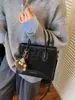 Bolsa Saco Grande de Alta Capacidade Simples Versátil Bolsa Transversal para Mulheres Moda Tendência Nicho Coreano Bolsa Simples de Mão/Ombro