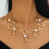 Un collar de flor grande, simple, hueco, irregular para mujer, exagerado, moderno, versátil