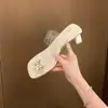 Sandalias Versátiles de Tacón Grueso Transparente Estilo Francés para Aumentar la Altura Chanclas Coreanas con Pedrería para Mujer Uso en Exteriores Nuevo Modelo Verano 2025