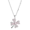 Collar de Trébol de Cuatro Hojas de la Suerte Lleno de Diamantes, Colgante de Cobre Blanco para Mujer, Simple Elegante, Diseño de Nicho, Lujo Accesible Clavícula, Se Puede Enviar en Nombre de Otros