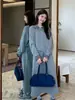 Conjunto de dos piezas para mujer: sudadera estilo universitario de imitación de dos piezas + falda, moderno y a la moda, talla grande, rejuvenecedor, conjunto adelgazante