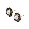 Aretes de Perla de Agua Dulce Natural Camelia, Estilo Pequeño Chanel, Aguja de Plata 925, Cobre Chapado en Oro, Aretes que Conservan el Color, Venta al por Mayor desde el Fabricante