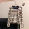 Venta al por mayor transfronteriza Otoño e Invierno Toma real Camiseta de manga larga a rayas con combinación de colores Hombro derecho Mujer Delgado Elegante Aspecto adelgazante Top básico