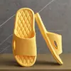 Nuevos modelos 2026 de pantuflas para mujer para recibir invitados en casa, uso doméstico, con tacto suave, EVA, adecuadas para usar al aire libre, chanclas de baño de verano para parejas