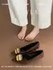 Saltos Agulha Baixos para Mulheres Que Não Cansam os Pés Nova Coleção Primavera & Outono 2025 Elegantes Versáteis Camurça Preto Salto Agulha Bico Fino Sapatos