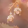 Pendientes de perlas de ópera china del mismo estilo TikTok, diseño de nicho femenino, pendientes de ojo de gato elegantes y retro de alta calidad.