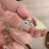 Novo Anel de Renda Vazada para Mulheres, Elegante e Luxuoso, Design de Nicho de Alto Padrão, Moderno e Versátil, Anel de Estilo Simples e Popular