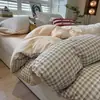 Conjunto de quatro peças em puro algodão estilo retrô minimalista, conjunto de três peças de gaze franzida fresco e simples para dormitório, capa de edredom de algodão lavado individual/casal