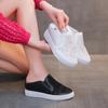 Zapatillas Baotou Recortadas Transpirables Zapatos Blancos 2025 Primavera y Verano Nuevos Versátiles de Suela Gruesa con Altura Interior Zapatos de Malla