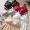 Nova camisola térmica de renda francesa escovada para outono e inverno para mulheres, cetim respirável sexy com decote V, bojos e lindo design nas costas