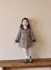 Abrigo de lana para niña 26 invierno nuevo estilo ins retro acolchado engrosado chaqueta estilo princesa para bebé top de longitud media