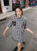 Camisa de Manga Corta con Parche Bordado de Letras con Pedrería y Cuadros Clásicos para Hombre, Nuevo Top Casual Holgado Vintage para Primavera/Verano para Mujer