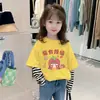Camiseta de Manga Larga de Algodón Puro para Niñas con Estampado de Dibujos Animados Lindo y Diseño de Retazos Rayados 2026 Nueva Colección Primavera y Otoño Cuello Redondo