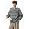 Camiseta de manga larga a rayas de nuevo estilo para hombre, versátil estilo otoñal americano, diseño informal de retazos, aspecto retro