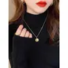 Suéter marrom de gola alta, um top de tricô elegante de gola média com mangas compridas slim-fit para outono e inverno, para mulheres usarem sob um casaco.