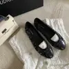 Encontre Estoque de Fábrica Online! Sapatos Clássicos Estilo Comuter com Bico Redondo Pequeno, Laço e Sola Rasteira Inspirada na Chanel, Mesmo Modelo dos da Grape Mom