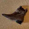 Botines color marrón Melad para mujer, colección otoño 2026, con punta cuadrada, material de gamuza, detalle de hebilla, diseño tipo calcetín, tacón grueso y diseño plisado, lo que los convierte en botas de moda.