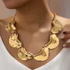 Un collar de patchwork plisado grande, irregular y sencillo para mujer, exagerado, moderno y versátil