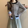 Foto real garota cheinha costura cor contrastante três camadas cardigã camisa manga justa justa camiseta base casaco falso duas peças