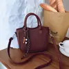 Bolsa de mão com padrão trançado estilo retrô, novo design de nicho para o início do outono de 2026, cor sólida, alto valor estético, bolsa de ombro e transversal