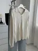 Suéter de punto suave color blanco roto con patrón de escamas de pez huecas, cuello en V para mujer, otoño e invierno 2026, casual y adelgazante, con cuello de solapa