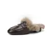 Estilo Preguiçoso Pele de Coelho Macia e Cêrea Couro de Cabra de Primeira Camada Sapatos Mule 2025 Bico Redondo Salto Baixo Grosso Couro Genuíno Quente Chinelos Externos para Mulheres