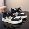 Zapatos Deportivos para Niños 2026 Nuevo Primavera Superficie de Cuero Infantil Casual de Plataforma Niñas Dibujos Animados Velcro Versátil Estudiante