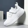 Nuevos zapatos deportivos transfronterizos para niños, zapatillas de correr transpirables de tejido fly-knit para niños mayores, zapatos planos casuales ligeros para niños y niñas