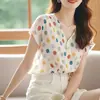 2026 Novo Estilo de Verão Versão Coreana da Camisa Branca Única e de Alta Qualidade com Bolinhas Brancas de Manga Curta para Mulheres com Design Ombro a Ombro
