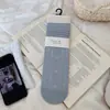 Meias Femininas Primavera e Verão Novo Estilo Coreano Ins Color Block de Malha Fina Brancas Respiráveis Absorventes de Suor com Coração Meia de Cano Médio para Mulheres