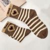 Calcetines de mujer otoño e invierno largos estilo western adorables celebridad de internet oso marrón letra calcetines a rayas calcetines de cintura alta para mujer