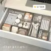 El cajón está equipado con una caja de almacenamiento de cosméticos incorporada, un separador de PP transparente para el tocador y un estante de almacenamiento para productos de cuidado de la piel.