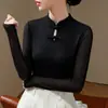 2026 Novo Modelo Novo Estilo Chinês Camisa Base Feminina Vermelha Primavera/Outono com Detalhe de Botão, Blusa de Renda Slim Fit com um Toque de Luxo