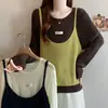 Foto real da loja: Conjunto de duas peças: top de malha de manga longa com blocos de cor, tamanho grande, estilo casual, para o Outono/Inverno 2026 + camisola
