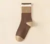 Meias de outono e inverno para mulheres Meias de tubo médio de cor Maillard ins meias simples versáteis meias marrons estilo universitário