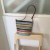 Bolso Tejido de Alta Gama con Rayas de Color Contrastante Transfronterizo de Gran Capacidad para un Solo Hombro, Bolso de Axila, Estilo Occidental Casual, Bolso Tipo Cubo, Bolso Cruzado