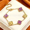 Pulsera de acero de titanio con trébol de cuatro hojas de la suerte para mujer, color dorado, doble cara, un artículo popular transfronterizo, con un diseño de nácar, y un estilo nuevo, moderno y versátil para los mercados europeo y americano.