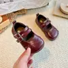 Zapatos Planos Mary Jane para Niñas 2026 Otoño Nuevo Estilo Antideslizantes Retro Estilo Francés Coreano Versátiles Doble Hebilla Zapatos Pequeños de Cuero para Niños