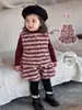Roupa de inverno doce e estilosa para meninas: colete listrado de lã novo, calça e camiseta vinho - um conjunto de três peças de roupa infantil coreana