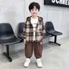 Ropa para niños niños primavera y otoño traje a cuadros estilo coreano niños guapos conjunto deportivo de tres piezas ropa para niños pequeños y medianos comercio exterior