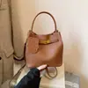 Bolso cruzado de un solo hombro casual de moda con textura simple, bolso de personalidad de estilo nuevo, bolso tipo cubo para mujer, tendencia de invierno 2026
