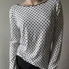 Blusa fina de manga comprida com gola de renda de bolinhas em preto e branco, estilo francês, casual e de corte solto, para ser usada sobre uma camiseta