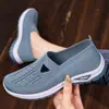 Zapatos de Mujer Verano Transfronterizo Talla Grande Transpirables Zapatos de Tela de Pekín Antiguo Cómodos Ligeros Zapatos Casuales Zapatos de Madre de Mediana Edad y Anciana Venta al por Mayor