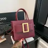 Bolsa de Mão e Bolsa Transversal Moda Estilo Coreano Nova Primavera 2026, Bolsa de Nicho Retrô com Fivela Quadrada, Bolsa de Ombro Texturizada de Cor Sólida