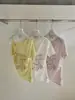 Wgwe9442 Guangzhou Shisanxing Moda Feminina 2026 Novo Estilo Gola Diagonal Ombro a Ombro Alça Estampa Manga Curta Camiseta Top Verão