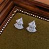 Pendientes Geométricos de Zirconia Triangulares en Forma de Abanico de Lujo Ligero, Simples y Compactos, Se Pueden Usar por Delante y por Detrás, con un Toque de Alta Gama, para Mujeres