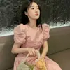 2026 Novo Design de Moda de Verão para Mulheres Nicho Rosa Primeiro Amor Manga Bufante Vestido com Ajuste na Cintura Estilo Retro Francês