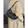 Estilo Retro Simple Bolsa Negra de Cuero Suave Croissant para Mujer Nueva Versátil Bolso de Hombro Único con Borla Bolso de Axila de Moda de Alta Gama