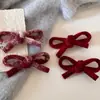 Pinza Lateral para el Cabello con Lazo Rojo Estilo Coreano Ambiente Navideño Otoño e Invierno 2025 Pinza Elegante de Gama Alta para el Flequillo